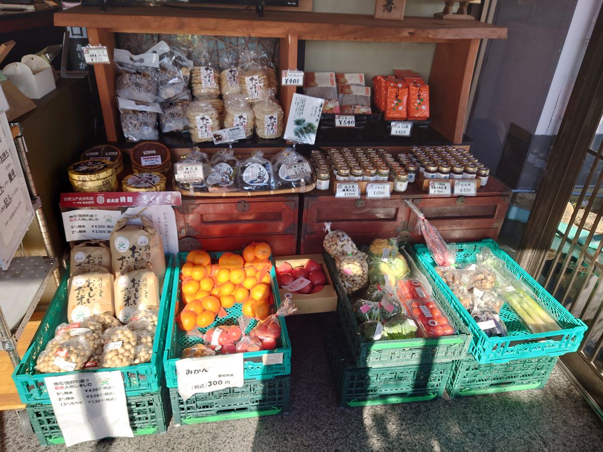 地元農産物も豊富に取り扱い、自然薯以外の地域の魅力も発信