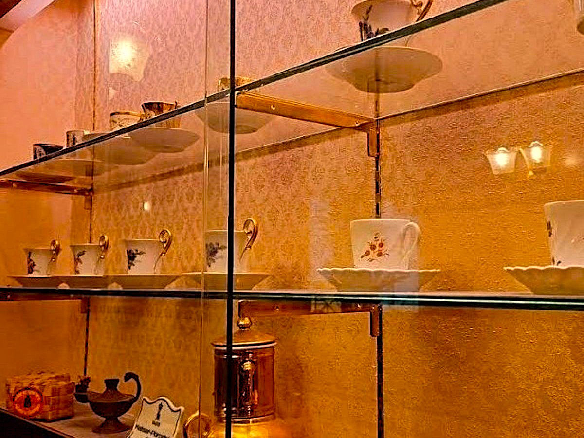 お店の中にはコーヒー関連の器具やサイフォン、カップなどアンティークな調度品が飾られています