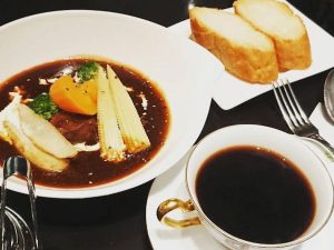 ランチのビーフシチューセット1,500円（伊丹空港店にて。価格は取材時のもの）