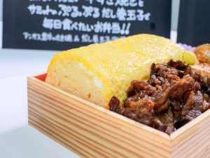 「アンガス黒牛の牛すき焼＆だし巻玉子海苔弁当」。切らずにのせた「だし巻玉子」は、あまりの迫力から思わず横から撮影