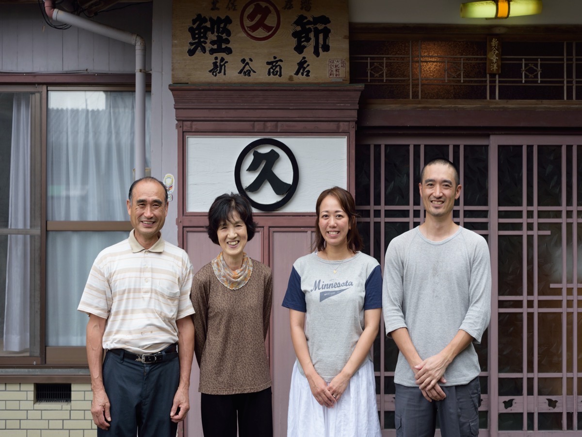 『新谷商店』のご家族の皆様(写真右端が四代目重人さん)