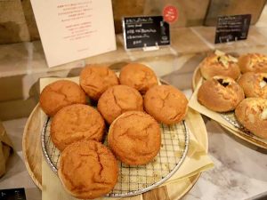 牛すじたっぷりカレーパン 340円 ［食楽web］