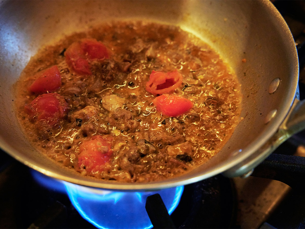 アンコウを余すところなく使ったラグー。華麗な手さばきが見られるのもカウンターのお店ならでは