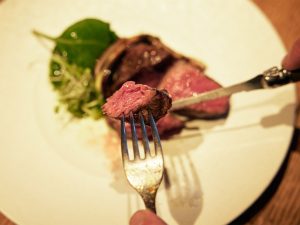 炭火が牛フィレの旨みを引き出します