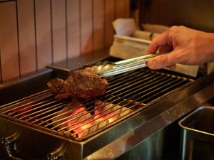 炭火料理でじっくり火入れを行う