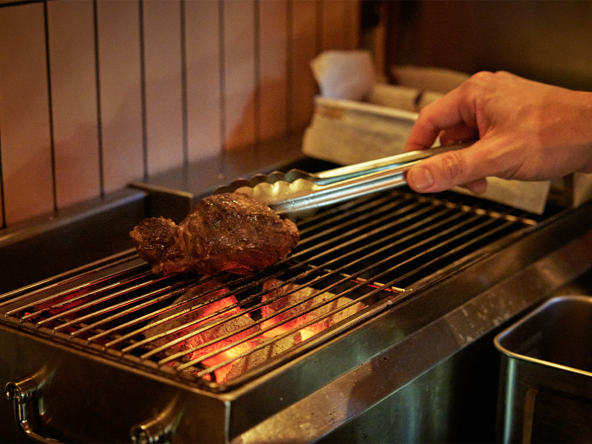 炭火料理でじっくり火入れを行う
