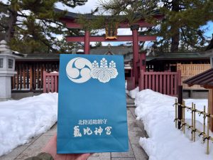 海外からの観光客にまぎれ、境内で記念撮影