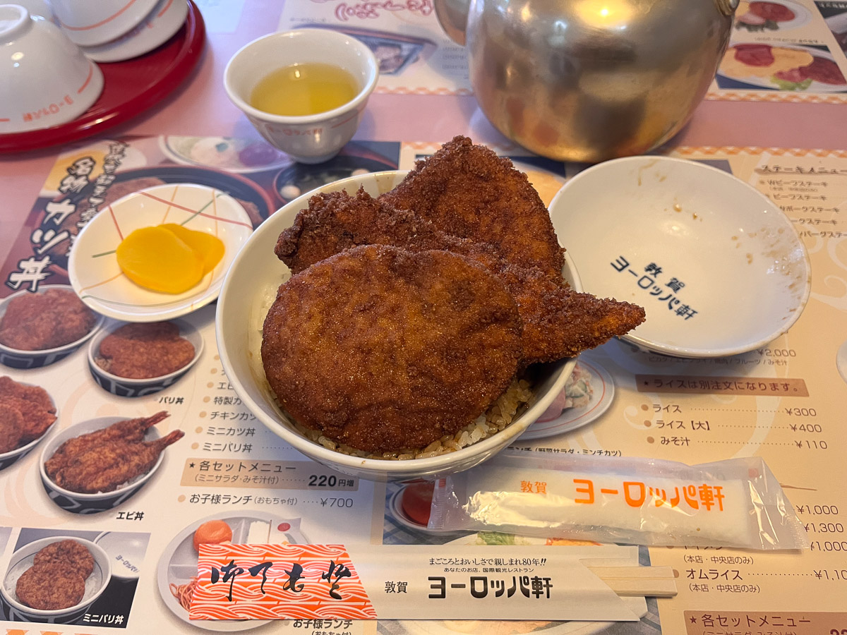 トンカツ、チキンカツ、ミンチカツの組み合わせの「ミックス丼」