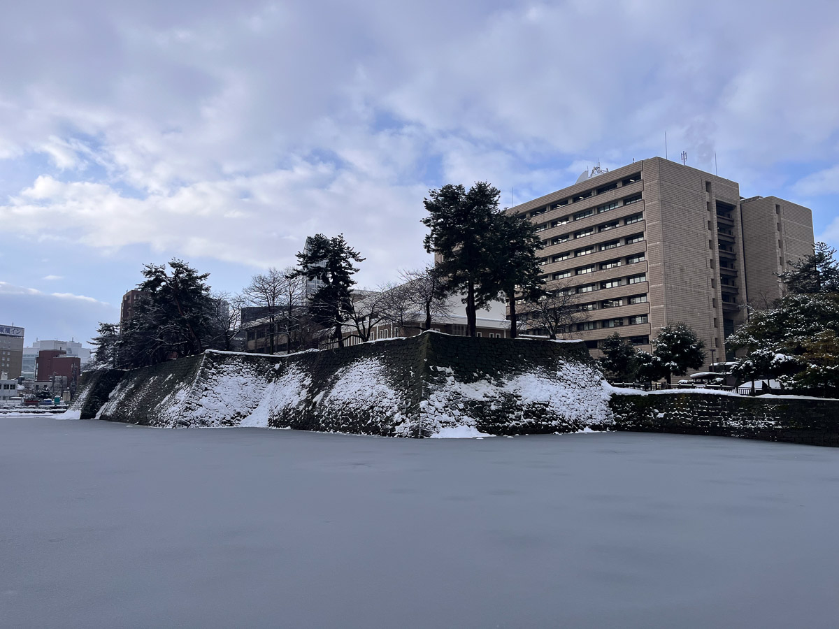 福井城跡に建つ福井県庁