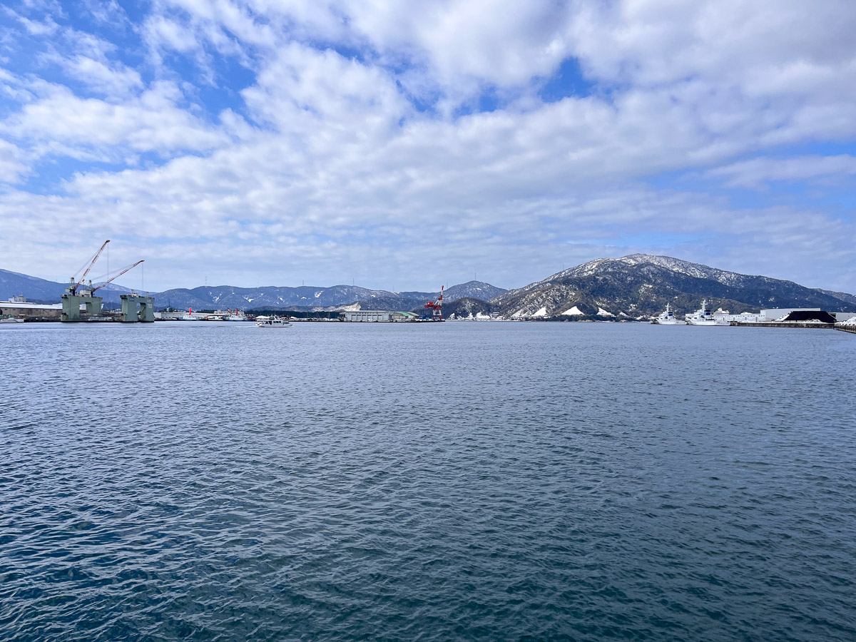 天然の良港というべき、入江の奥深くに位置する敦賀港