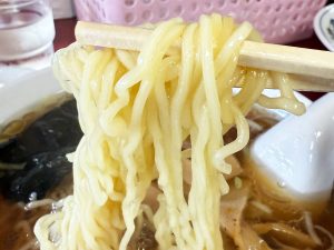 コシのある麺がスープとよく絡む