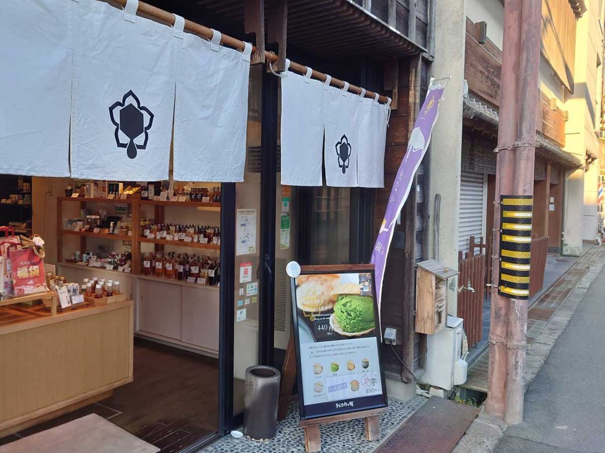 のれん越しに見える店構えが、温かみを感じさせる