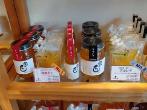 棚に並ぶ「神都花々」や人気No．2の「アカシヤ」。エコパックもあり