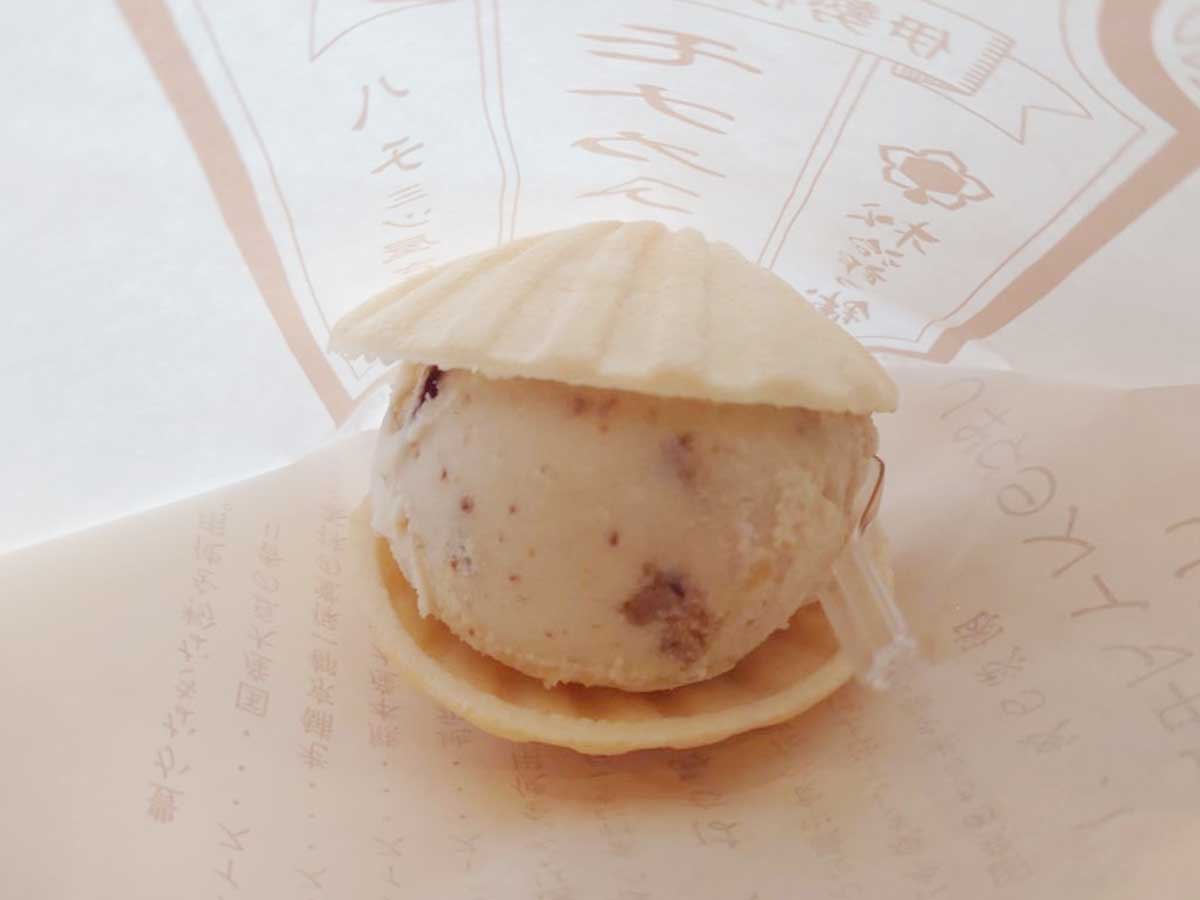 店舗限定の「はちみつ最中アイス」440円〜（税込）。季節のフレーバーもあり ［食楽web］