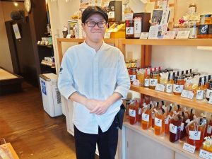 お店や商品のことを案内して頂いた世古竜英さん。柔らかな笑顔が印象的で、お店の温かさをそっと伝えてくれる