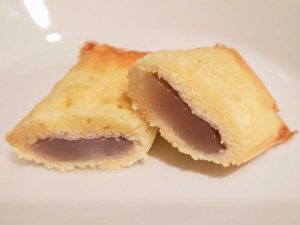 カステラ生地に白餡が包まれた上品なお菓子