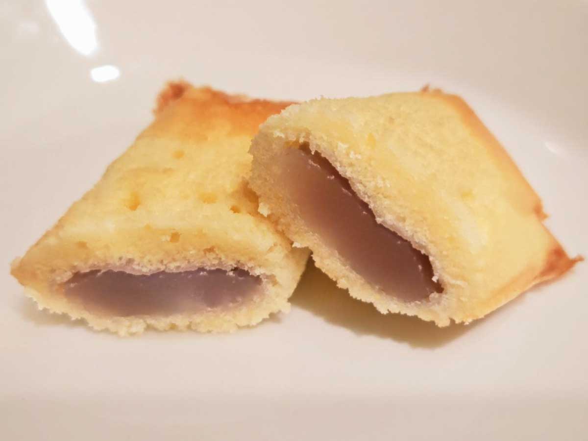 カステラ生地に白餡が包まれた上品なお菓子