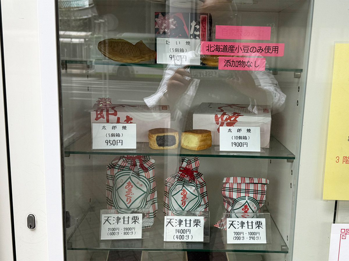 『太郎焼本舗』（1階）のショーケース。食欲をそそるラインナップ