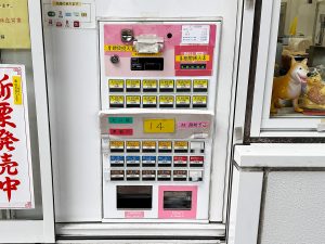 食券を購入し、カウンターへ。スムーズに商品を受け取れる