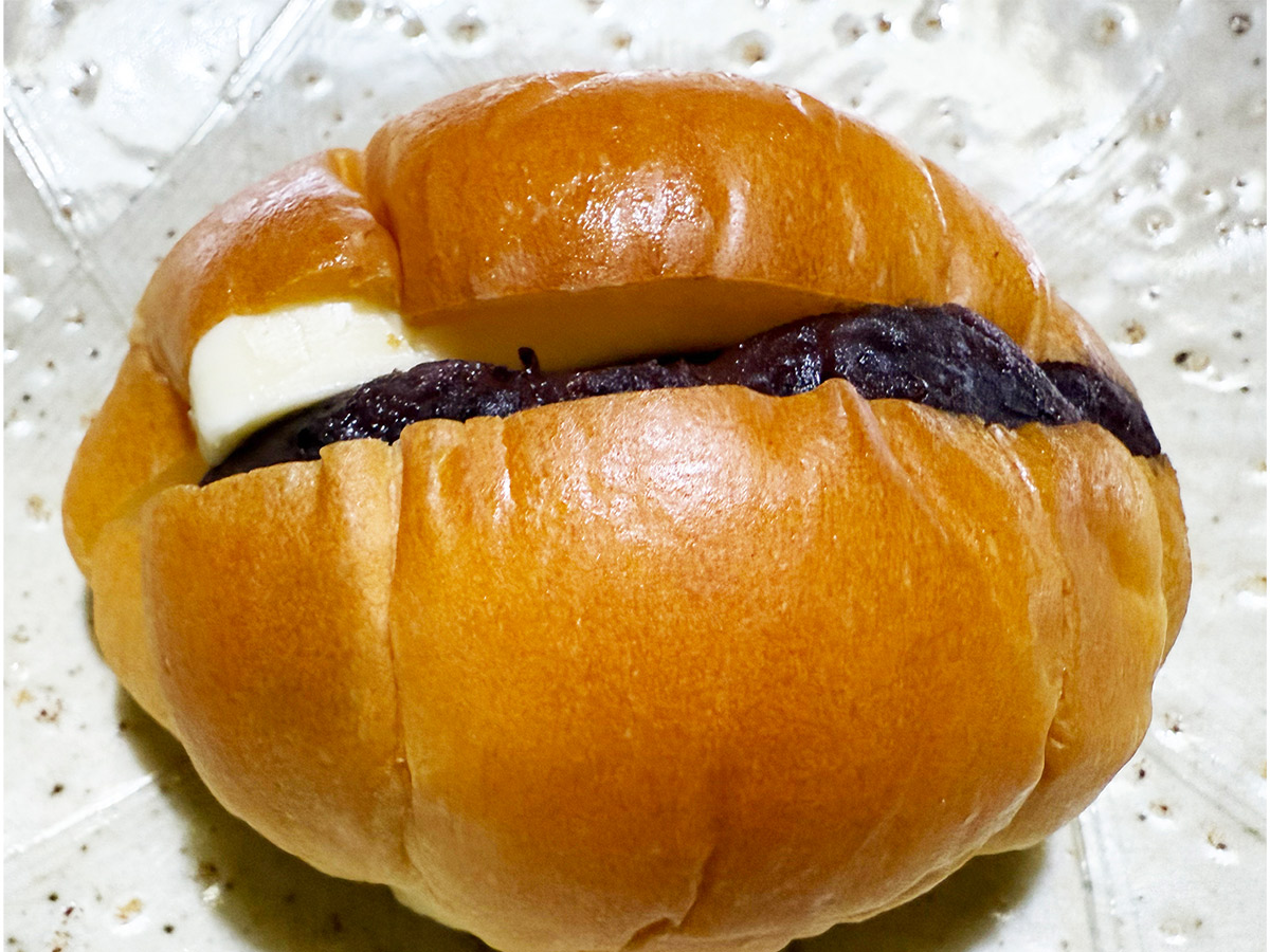「あんバターパン」320円。持った瞬間に「重っ!」と声が出るはず
