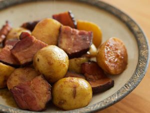 【おつまみレシピ】カレー味の肉じゃが「新じゃがとベーコンの煮っころがし」の作り方