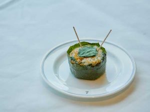 深川の郷土料理“深川めし”と小松菜を合わせ、太鼓の形に仕立てた「深川のめぐみ太鼓おにぎり」