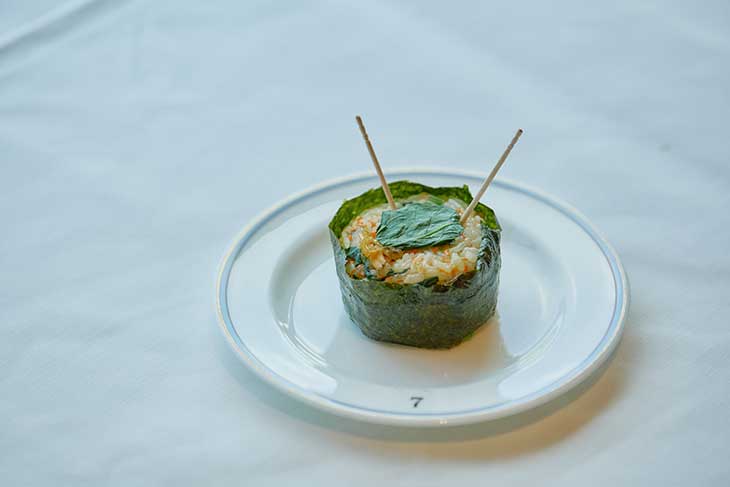 深川の郷土料理“深川めし”と小松菜を合わせ、太鼓の形に仕立てた「深川のめぐみ太鼓おにぎり」