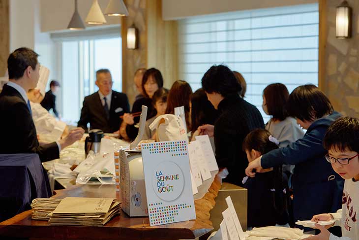 会場でのビュッフェ風景