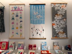 飾っても、身に着けても。道具としての役割を果たしながら、しっかり映えるデザイン性の高さが魅力です