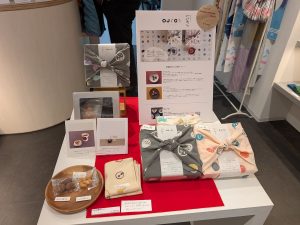 数量限定で豆菓子と手ぬぐいのセット商品も販売しています