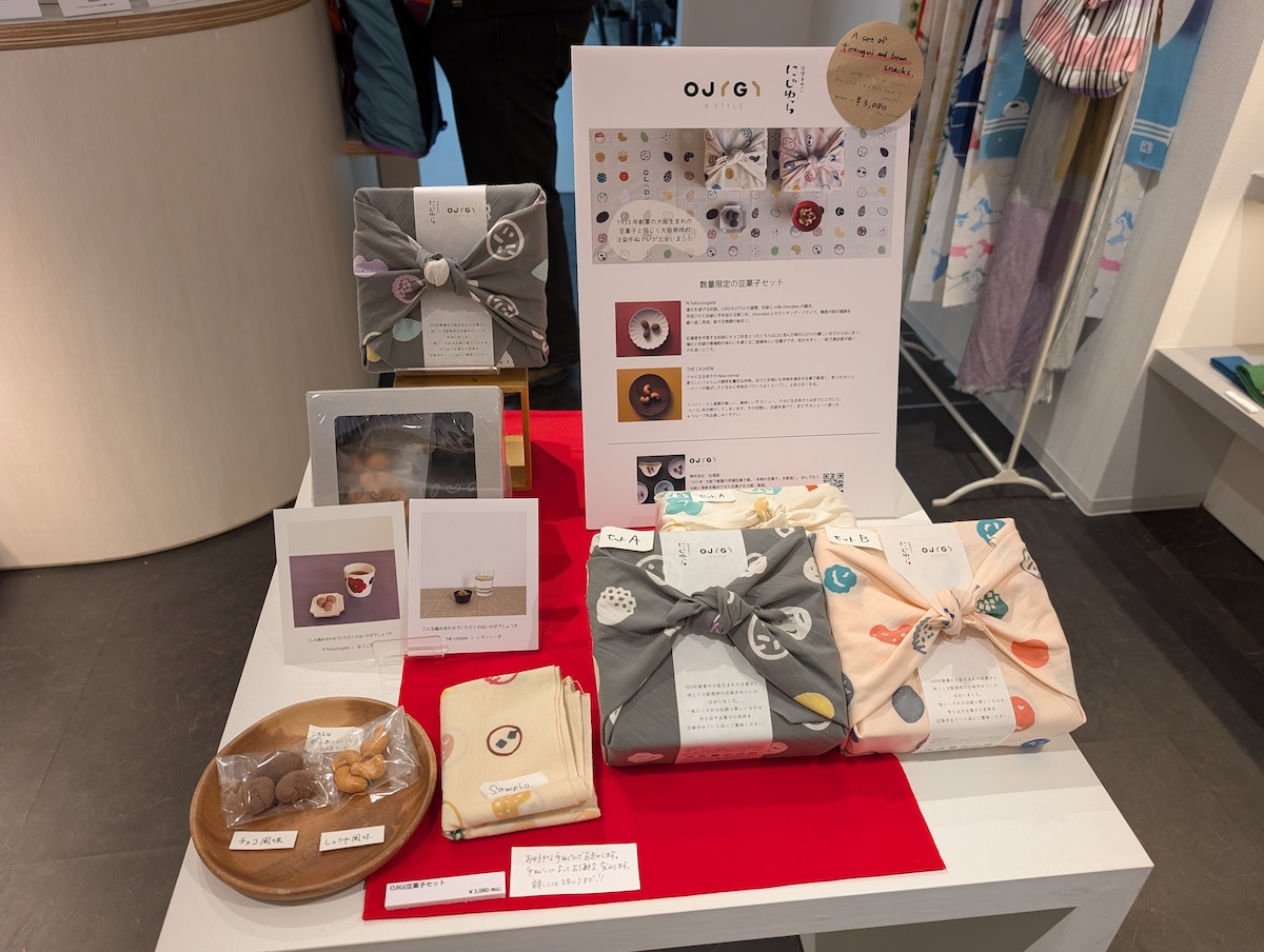 数量限定で豆菓子と手ぬぐいのセット商品も販売しています