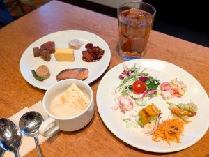 色んな種類のメニューを一口ずつとっても、まだ取り切れず、お皿2枚分にもなる充実度。ちなみに、ふっくら焼きあがった鮭の西京焼きがとても美味！ 三鷹店で絶対に食べほしいメニューの一つです