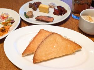 チーズトーストは1枚からテーブルで注文可能