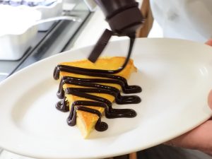 お皿を持って、ソフトクリームやグラノーラがあるコーナーへ