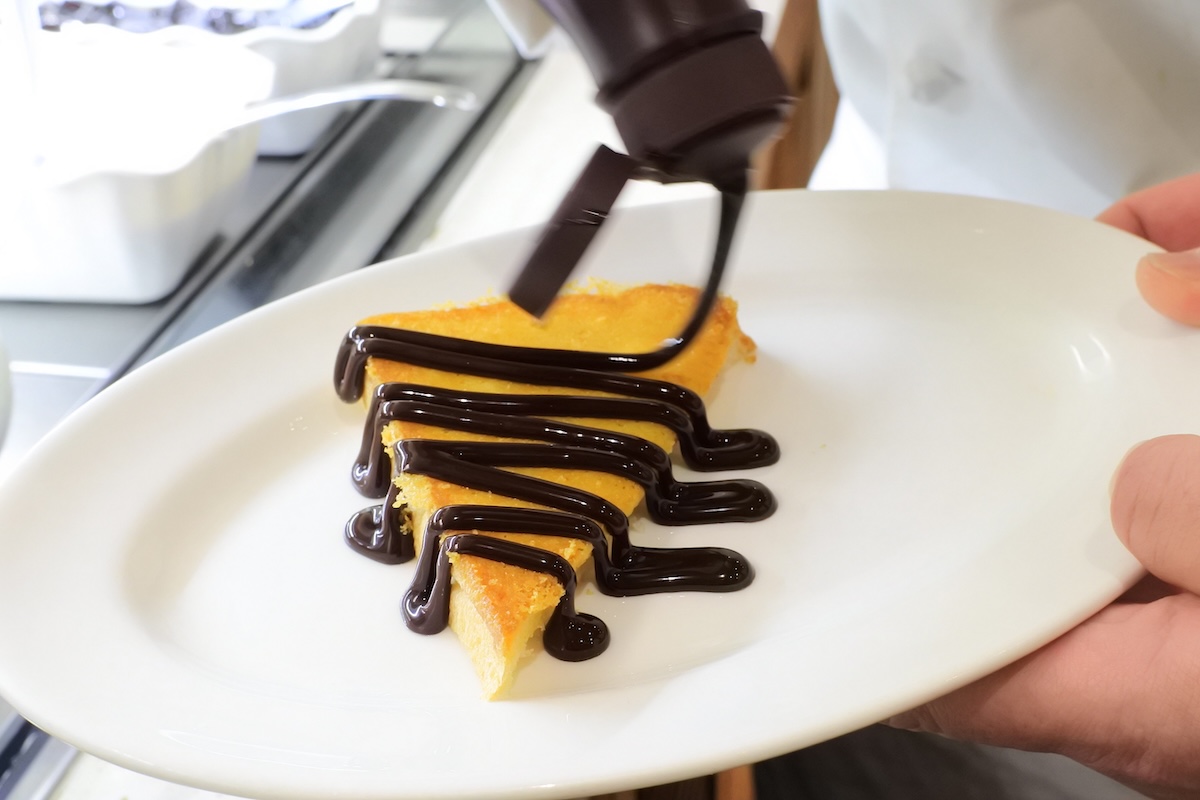 お皿を持って、ソフトクリームやグラノーラがあるコーナーへ