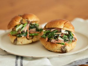 【ベーコンの絶品レシピ】一品で栄養満点！「レーズンロールのカラフルサンド」の作り方