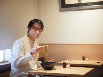 【小宮山雄飛 蕎麦呑みの名店】西麻布の行列店『おそばの甲賀』で味わう珠玉を超えた一杯