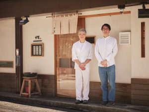 店主・甲賀宏さんと一緒に