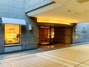 地下街直結のホテルエントランス、雨の日でも安心です。