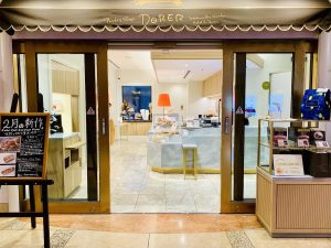 お店は地下1階のエントランスを入ってすぐ左側、気軽に立ち寄える