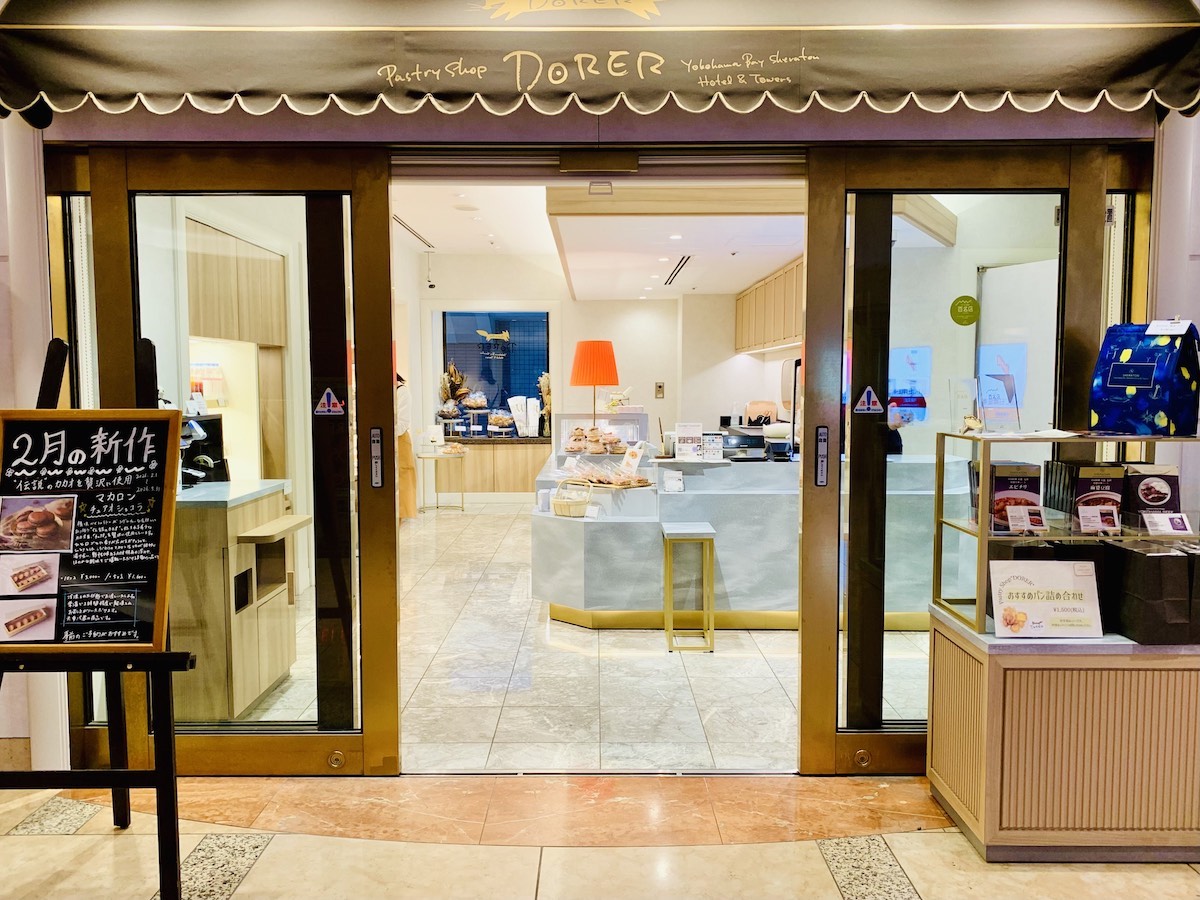 お店は地下1階のエントランスを入ってすぐ左側、気軽に立ち寄える