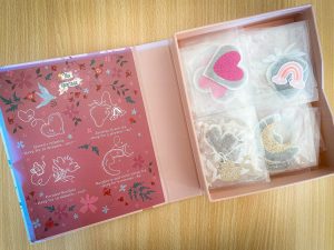 セットはティーバッグ4種入り。洋ナシ、わんちゃん、蝶々、飛行機と、見ているだけで気分がふっと上向くデザインが揃っていました