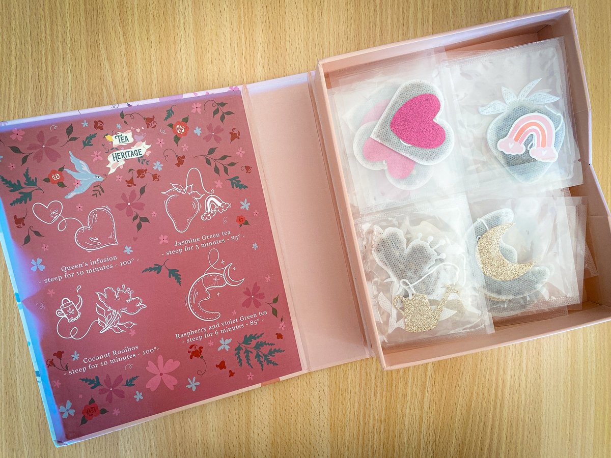 セットはティーバッグ4種入り。洋ナシ、わんちゃん、蝶々、飛行機と、見ているだけで気分がふっと上向くデザインが揃っていました