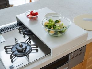 コンロが作業台に早変わり！　限られたキッチンスペースを活用できる「コンロカバー」が登場