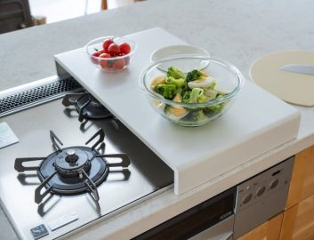 コンロが作業台に早変わり！　限られたキッチンスペースを活用できる「コンロカバー」が登場