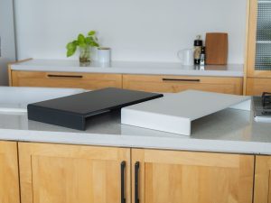 使っていないコンロの上が作業スペースに