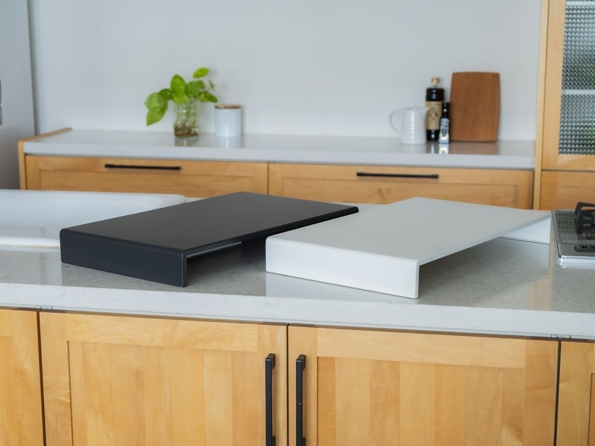 使っていないコンロの上が作業スペースに