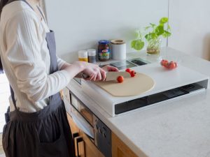 カバーの上で、野菜のカットもらくらく