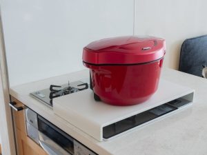 耐荷重約15kgと丈夫な作りで、重量のある調理家電も置くことができます