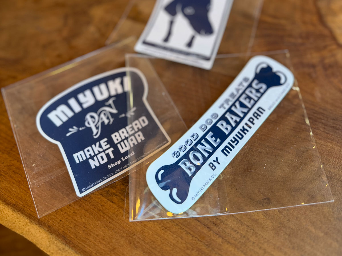 デザイナーのご主人が手掛けた、バンダナやエコバッグ、ステッカーといったオリジナルグッズも［食楽web］